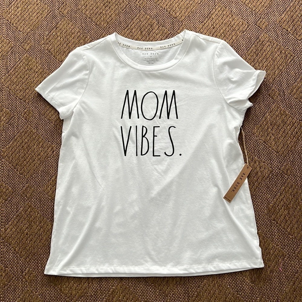 Rae Dunn MOM VIBES Shirt NWT Size M